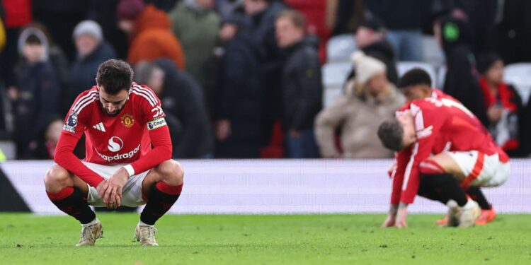 Bruno Fernandes e Diogo Dalot, do Manchester United, lamentam derrota para o Bournemouth na Premier League