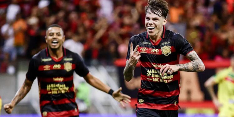 Jogadores do Sport comemoram gol marcado contra o Brusque, em partida válida pela Série B