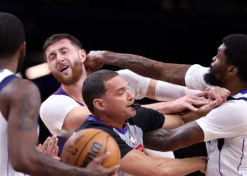 Naji Marshall, do Dallas Mavericks, dá um soco em Jusuf Nurkic, do Phoenix Suns
