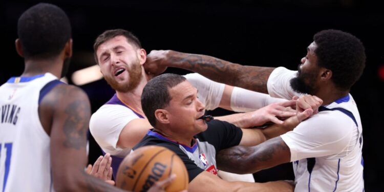 Naji Marshall, do Dallas Mavericks, dá um soco em Jusuf Nurkic, do Phoenix Suns