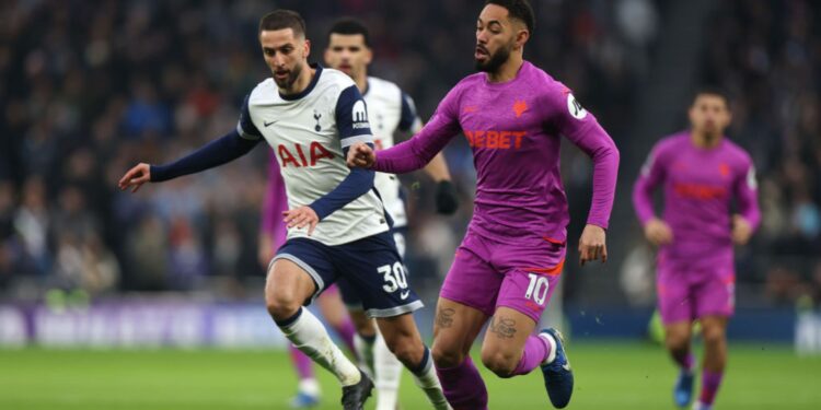 Matheus Cunha, do Wolverhampton, e Rodrigo Bentancur, do Tottenham, disputam a posse de bola