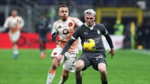 Alex Jiménez, da Roma, e Angelino, do Milan, disputam a posse de bola