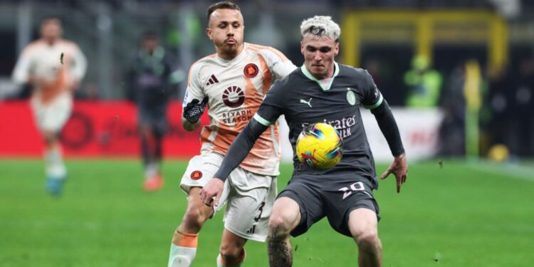 Alex Jiménez, da Roma, e Angelino, do Milan, disputam a posse de bola
