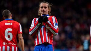 Antoine Griezmann, do Atlético de Madrid, beija o escudo e comemora seu segundo gol marcado contra o SLovan Bratislava