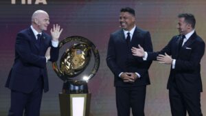 Ronaldo Fenômeno, Gianni Infantino e Alessandro Del Piero no palco do sorteio do Mundial 2025