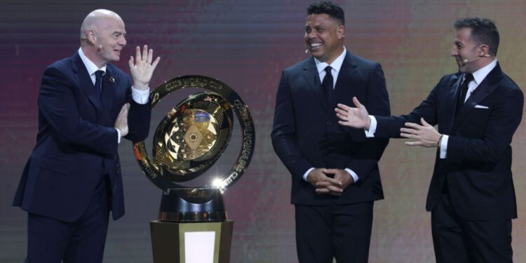 Ronaldo Fenômeno, Gianni Infantino e Alessandro Del Piero no palco do sorteio do Mundial 2025