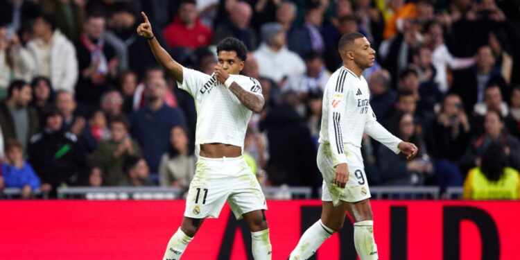 Rodrygo, do Real Madrid, comemora o gol marcado contra o Sevilla