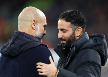 Pep Guardiola, treinador do Manchester City, e Ruben Amorim, treinador do Manchester United, se cumprimentam antes de clássico