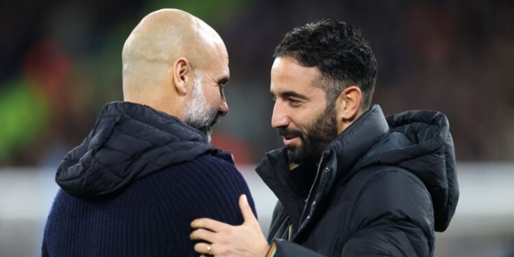 Pep Guardiola, treinador do Manchester City, e Ruben Amorim, treinador do Manchester United, se cumprimentam antes de clássico