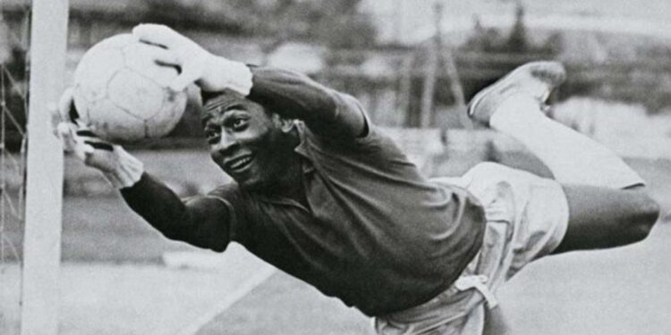 Pelé atua como goleiro