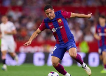 Vitor Roque, do Barcelona, durante partida contra o Sevilla