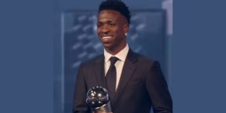 Vini Jr., do Real Madrid, recebe o prêmio de Melhor Jogador do Mundo