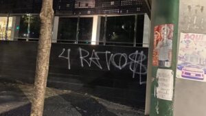 Muro da sede do Atlético-MG pichado com as palavras "4 Rato$", em alusão aos quatro donos da SAF