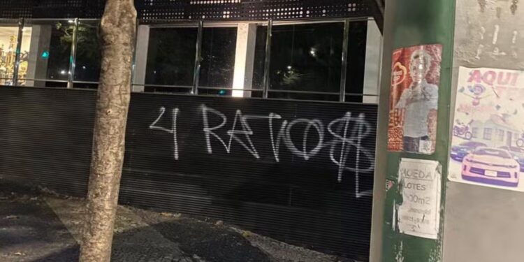 Muro da sede do Atlético-MG pichado com as palavras "4 Rato$", em alusão aos quatro donos da SAF