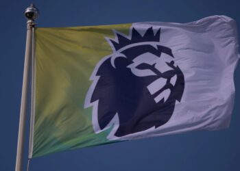 Bandeira com o logo da Premier League hasteada