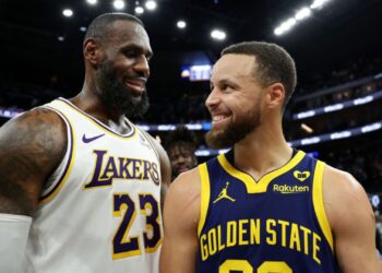 LeBron James, do Los Angeles Lakers, e Stephen Curry, do Golden State Warriors, se cumprimentam após partida