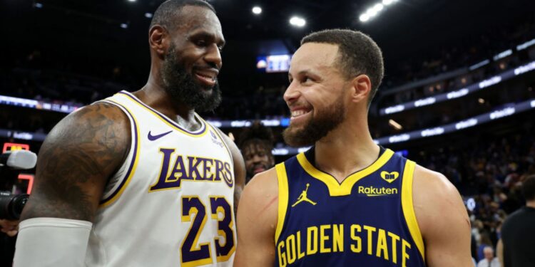 LeBron James, do Los Angeles Lakers, e Stephen Curry, do Golden State Warriors, se cumprimentam após partida