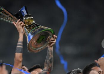 Jogador do Palmeiras levanta o troféu do Brasileirão após o clube ser campeão da edição de 2023