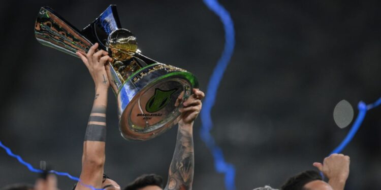 Jogador do Palmeiras levanta o troféu do Brasileirão após o clube ser campeão da edição de 2023