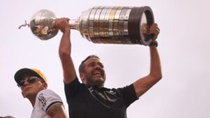 Artur Jorge, treinador do Botafogo, levanta a taça da Libertadores durante desfile do Botafogo