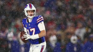 Josh Allen, quarterback do Buffalo Bills, prepara um passe durante partida contra o San Francisco 49ers