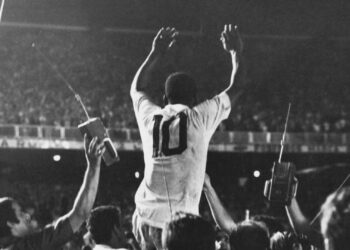 Pelé, ex-jogador do Santos, é levantado pelo público após marcar seu milésimo gol na carreira