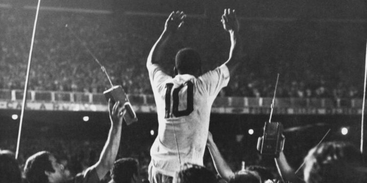 Pelé, ex-jogador do Santos, é levantado pelo público após marcar seu milésimo gol na carreira