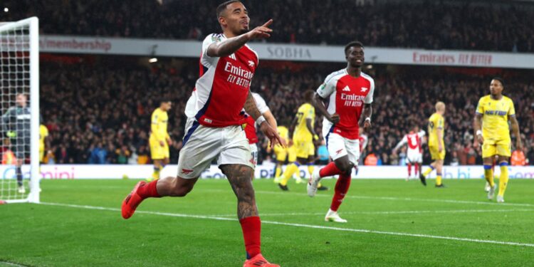 Gabriel Jesus, do Arsenal, comemora seu segundo gol marcado contra o Crystal Palace, em partida válida pelas quartas de final da Carabao Cup