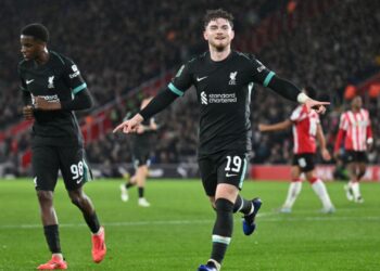 Harvey Elliot, do Liverpool, comemora após marcar contra o Southampton
