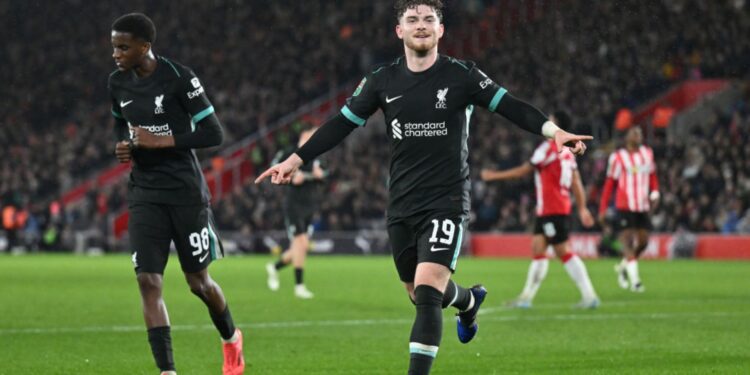 Harvey Elliot, do Liverpool, comemora após marcar contra o Southampton