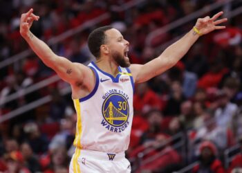 Stephen Curry, do Golden State Warriors, comemora após marcar uma cesta de três