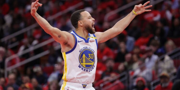 Stephen Curry, do Golden State Warriors, comemora após marcar uma cesta de três