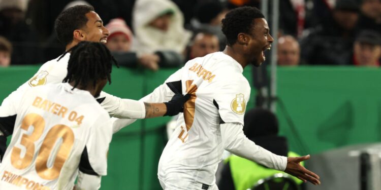 Nathan Tella, do Bayer Leverkusen, comemora o gol marcado contra o Bayern de Munique