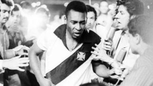 Pelé, ex-jogador brasileiro, atua pelo Vasco da Gama em 1957