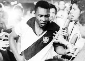 Pelé, ex-jogador brasileiro, atua pelo Vasco da Gama em 1957