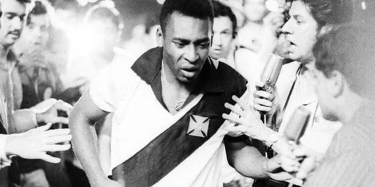 Pelé, ex-jogador brasileiro, atua pelo Vasco da Gama em 1957