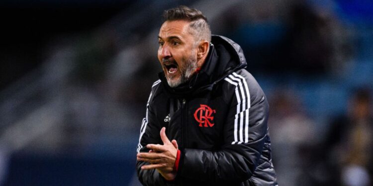 Vítor Pereira, ex-treinador do Flamengo, durante partida contra o Al-Hilal, válida pelo Mundial de Clubes 2022