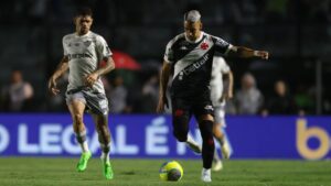 Puma Rodríguez, do Vasco, carrega a bola durante partida contra o Atlético-MG, válida pela semifinal da Copa do Brasil