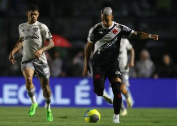 Puma Rodríguez, do Vasco, carrega a bola durante partida contra o Atlético-MG, válida pela semifinal da Copa do Brasil