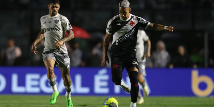 Puma Rodríguez, do Vasco, carrega a bola durante partida contra o Atlético-MG, válida pela semifinal da Copa do Brasil