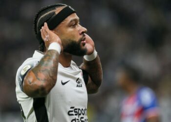 Memphis Depay, do Corinthians, comemora o gol marcado contra o Bahia