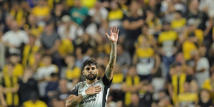 Yuri Alberto, do Corinthians, comemora um de seus dois gols marcados contra o Criciúma, em partida válida pelo Brasileirão