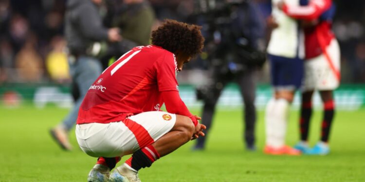 Joshua Zirkzee, do Manchester United, lamenta eliminação na Carabao Cup