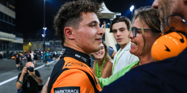 Lando Norris, da McLaren, comemora com seus pais a pole position no GP de Abu Dhabi