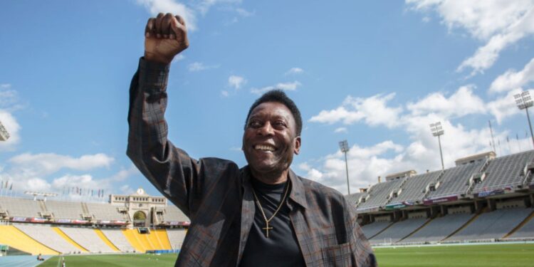 Pelé, ex-jogador brasileiro, faz sua comemoração característica, jogando o punho no ar
