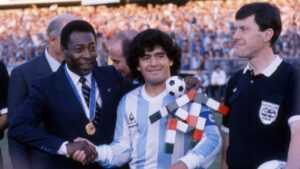 Pelé e Maradona se cumprimentam antes de amistoso entre Argentina e Itália