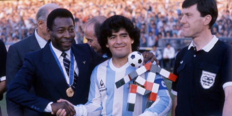 Pelé e Maradona se cumprimentam antes de amistoso entre Argentina e Itália