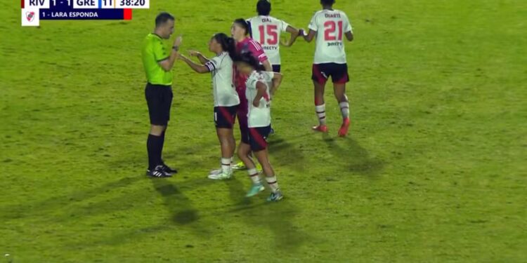 Candela Díaz, do River Plate, faz gestos imitando um macaco em direção ao gandula da partida