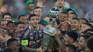 Jogadores do Fluminense levantam a taça da Libertadores 2023, o que os garantiu no Mundial de CLubes 2025