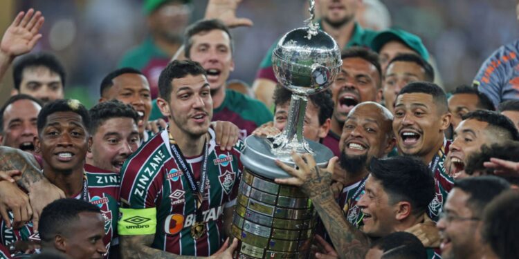 Jogadores do Fluminense levantam a taça da Libertadores 2023, o que os garantiu no Mundial de CLubes 2025